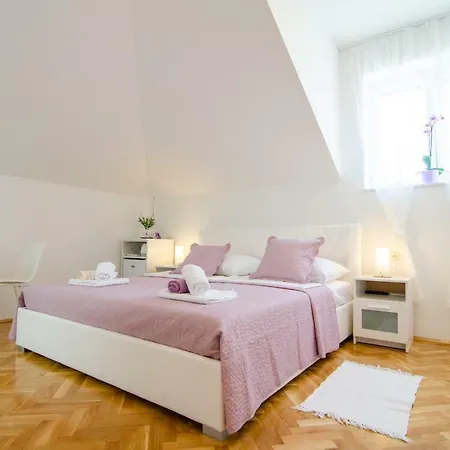 Konukevi Old Town Center 4*
