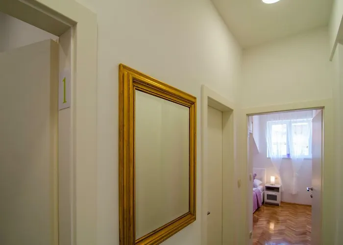 Old Town Center Pensión